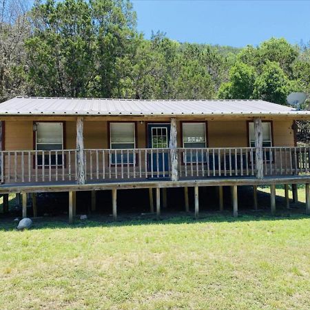 Отель Riverstone Cabins Leakey Экстерьер фото