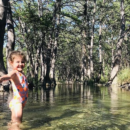 Отель Riverstone Cabins Leakey Экстерьер фото