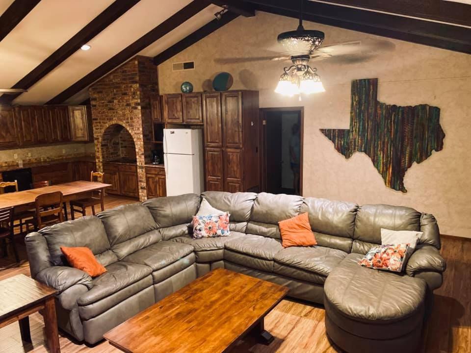 Отель Riverstone Cabins Leakey Экстерьер фото