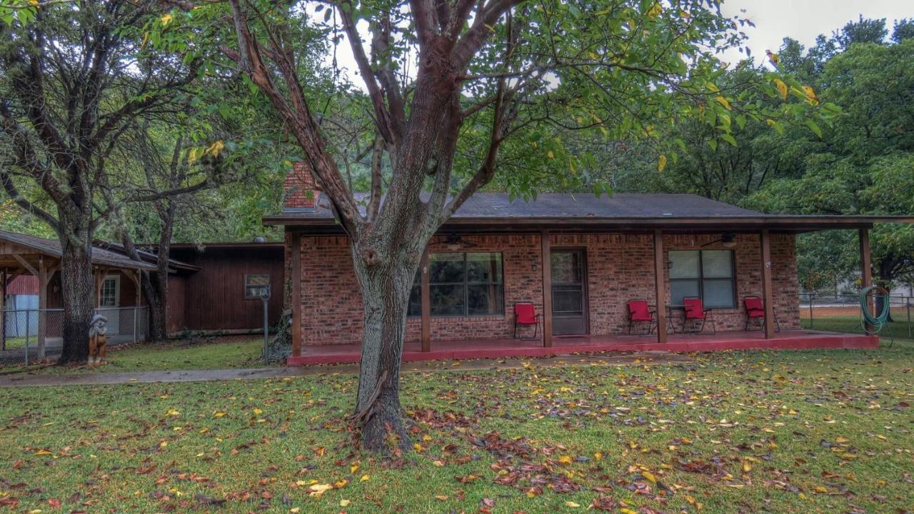 Отель Riverstone Cabins Leakey Экстерьер фото