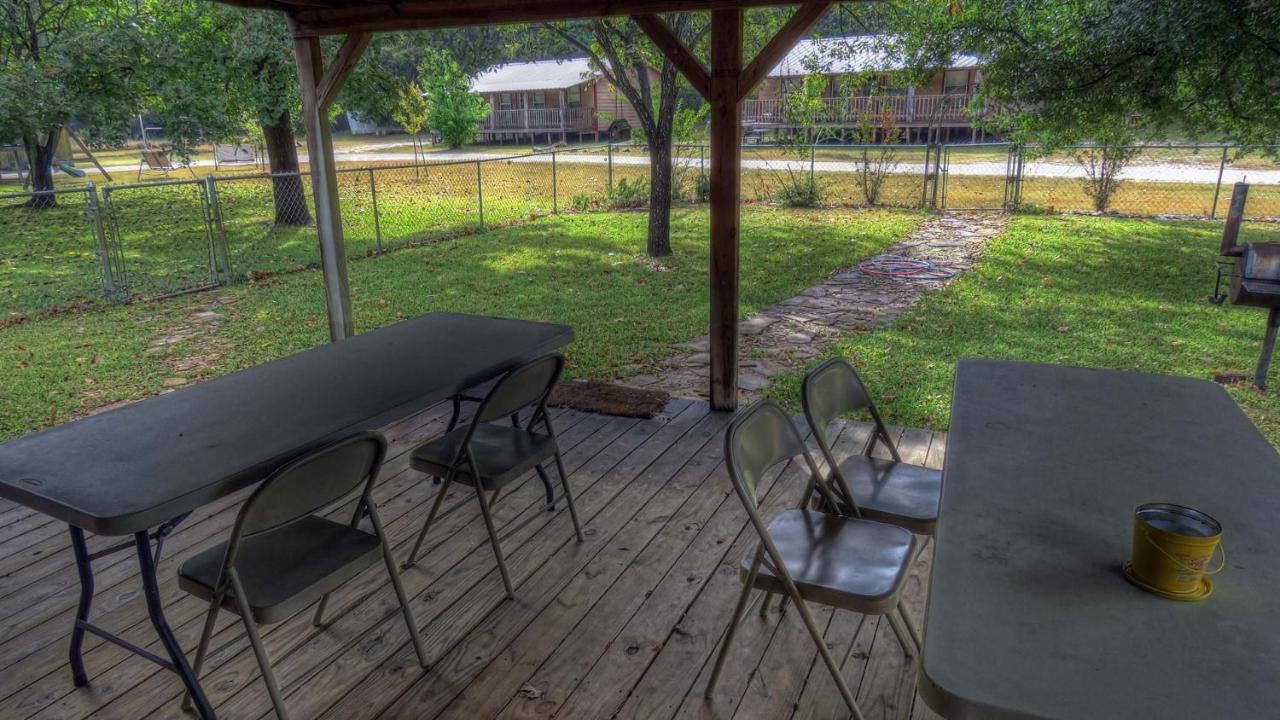 Отель Riverstone Cabins Leakey Экстерьер фото