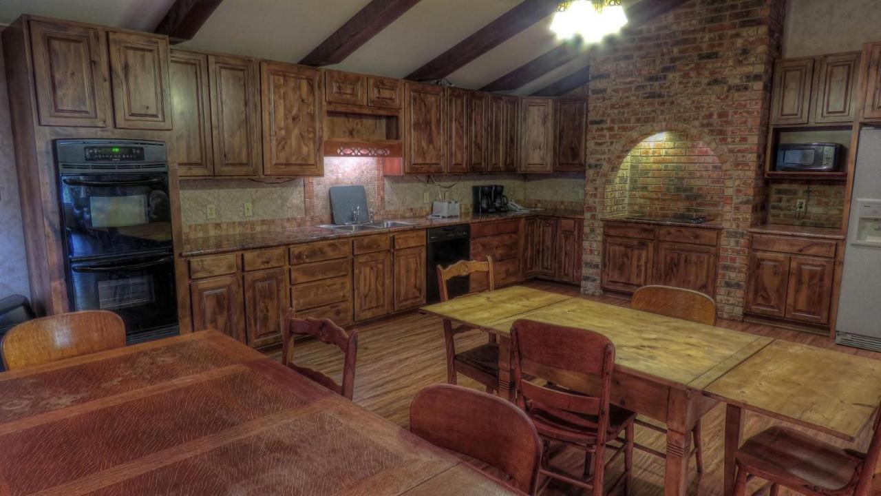 Отель Riverstone Cabins Leakey Экстерьер фото