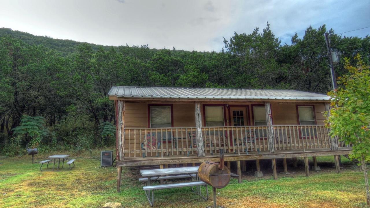 Отель Riverstone Cabins Leakey Экстерьер фото