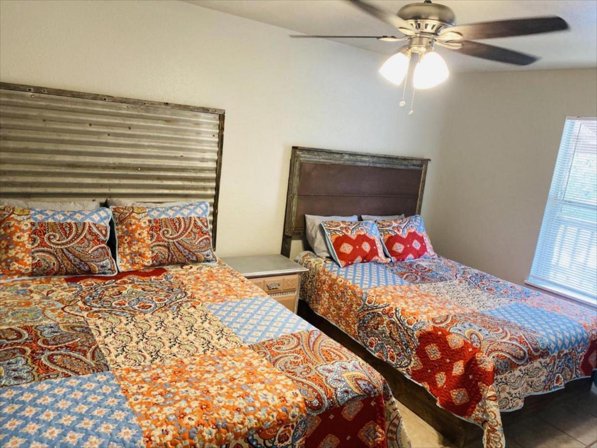 Отель Riverstone Cabins Leakey Экстерьер фото