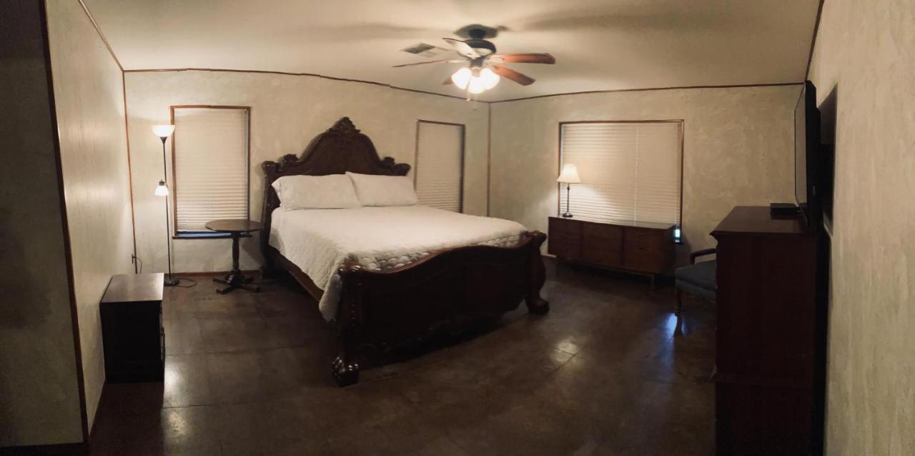 Отель Riverstone Cabins Leakey Экстерьер фото