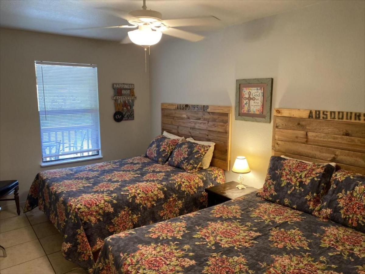 Отель Riverstone Cabins Leakey Экстерьер фото