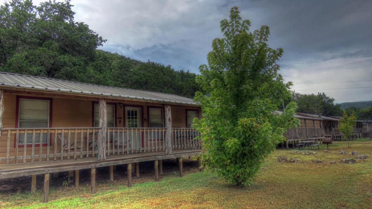 Отель Riverstone Cabins Leakey Экстерьер фото